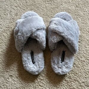 Banana Republic Women's Gray Faux Fur Crossover Slippers